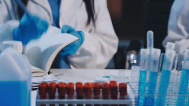 Laboratuvarda çalışan bilim adamlarının kapatılması