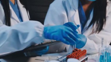 Laboratuvarda bir bilim adamının yakın çekimi.