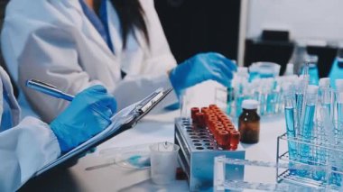 Test tüpü tutan bilimadamı