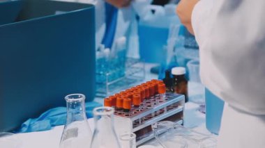 Laboratuvarda çalışan bilimadamlarına yakın çekim.