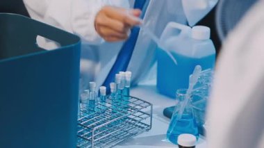 Mikroskopla çalışan bir laboratuar bilimcisi..
