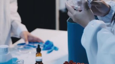 Mavi sıvıyla kadın ellerini kapat.