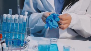 Laboratuvarda kadınların ellerini kapatın.