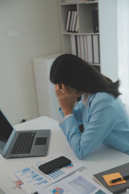 Kuru gözlerle ovalanan yorgun genç kız göz gerginliği bilgisayar başında migren, baş ağrısını dindiren genç Asyalı kız öğrenci, kötü görme bozukluğu, görme bozukluğu