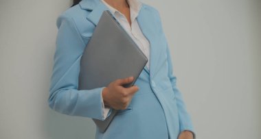 Beyaz arka plan üzerinde izole dizüstü bilgisayar üzerinde çalışan bir mutlu Asya iş kadını portresi