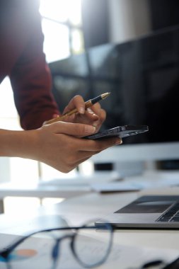 İşletme analisti mali durumu denetleme iç kontrol sistemi için kontrol ediyor. Muhasebe ve Mali Konsebe.