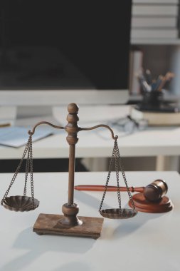Hukuk teması, hakimin tokmağı, avukat infaz memurları, mahkemede dikkate alınan kanıtlara dayalı davalar, yasalar.