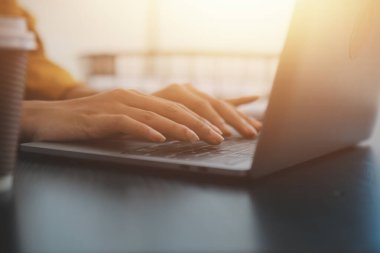 Hesap makinesi ve dizüstü bilgisayarı kullanarak ahşap masa, vergi, muhasebe, istatistik ve analitik araştırma konseptine matematik finansmanı sağlayan İş kadını kapat