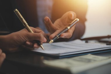 Hukuk teması, hakimin tokmağı, avukat infaz memurları, mahkemede dikkate alınan kanıtlara dayalı davalar, yasalar.