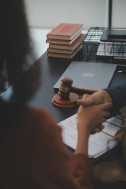 Hukuk teması, hakimin tokmağı, avukat infaz memurları, mahkemede dikkate alınan kanıtlara dayalı davalar, yasalar.