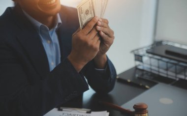 Hukuk teması, hakimin tokmağı, avukat infaz memurları, mahkemede dikkate alınan kanıtlara dayalı davalar, yasalar.