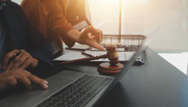 Hukuk teması, hakimin tokmağı, avukat infaz memurları, mahkemede dikkate alınan kanıtlara dayalı davalar, yasalar.