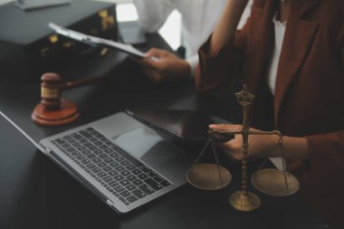 Hukuk teması, hakimin tokmağı, avukat infaz memurları, mahkemede dikkate alınan kanıtlara dayalı davalar, yasalar.