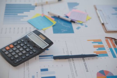 Veri belgesi grafiği çizelgesinde çalışan işadamı, araştırma geliştirme planlama stratejisi analizi finans muhasebesi pazarlama raporu veriyor. İş ofisi kavramı.
