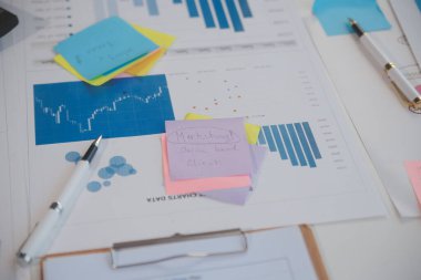 Veri belgesi grafiği çizelgesinde çalışan işadamı, araştırma geliştirme planlama stratejisi analizi finans muhasebesi pazarlama raporu veriyor. İş ofisi kavramı.