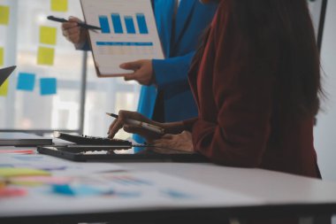 Şirketin mali durumunun analizi ve iş planlamasını ortaklık işbirliği ve strateji danışmanlığıyla tartışan işletme yöneticileri toplantısı.