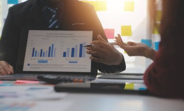 Şirketin mali durumunun analizi ve iş planlamasını ortaklık işbirliği ve strateji danışmanlığıyla tartışan işletme yöneticileri toplantısı.