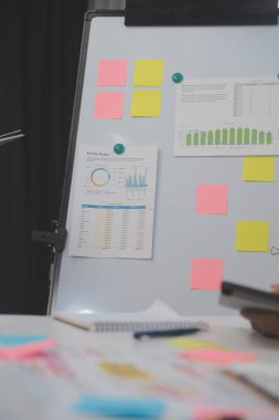 Şirketin mali durumunun analizi ve iş planlamasını ortaklık işbirliği ve strateji danışmanlığıyla tartışan işletme yöneticileri toplantısı.