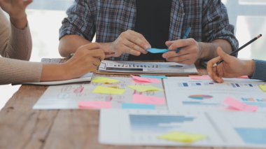 Toplantı odasında birlikte çalışan iş adamları, takım çalışması arka plan çizelgeleri ve grafikler, çift pozlama başarılı takım çalışması, iş planlama konsepti.