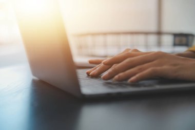 Hesap makinesi ve dizüstü bilgisayarı kullanarak ahşap masa, vergi, muhasebe, istatistik ve analitik araştırma konseptine matematik finansmanı sağlayan İş kadını kapat