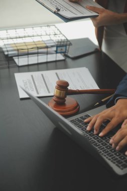 Hukuk teması, hakimin tokmağı, avukat infaz memurları, mahkemede dikkate alınan kanıtlara dayalı davalar, yasalar.