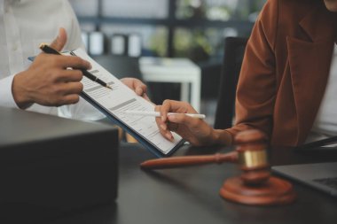 Hukuk teması, hakimin tokmağı, avukat infaz memurları, mahkemede dikkate alınan kanıtlara dayalı davalar, yasalar.