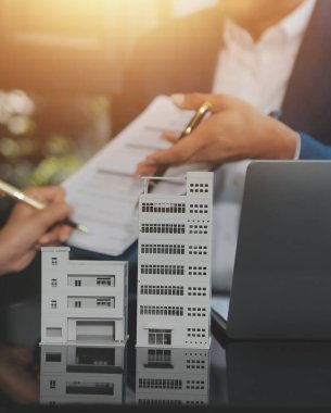 Emlakçı ve müşteri ev, sigorta ya da emlak satın almak için sözleşme imzalarlar. Ev kiralarlar, sigorta yaptırırlar, emlak veya emlak kredisi alırlar..