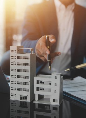 Emlakçı ve müşteri ev, sigorta ya da emlak satın almak için sözleşme imzalarlar. Ev kiralarlar, sigorta yaptırırlar, emlak veya emlak kredisi alırlar..