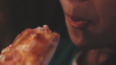 Pizza yiyen kadın, kapat.