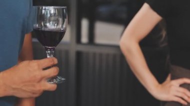 Bir şişe şarabı olan adam.