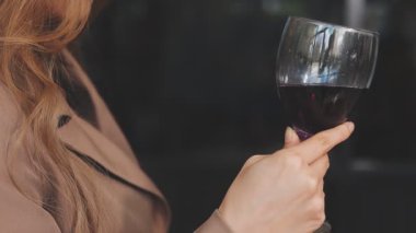 Akşamları şarap kadehi içen bir kadın. Yakın çekim.