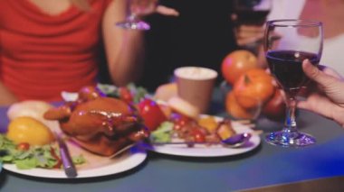 Arkadaşlar restoranda yemek yiyorlar.