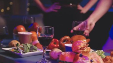 Restorandaki güzel kadın. Kadın elinde bir kadeh kırmızı şarap tutuyor..