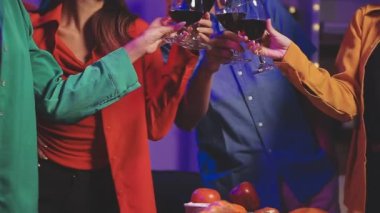 Mutlu arkadaşlar şarapla eğleniyor.