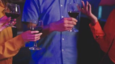 Arkadaşlar barda kadeh kaldırıyor.