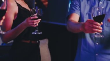 Arkadaşlar barda şarap içiyor.