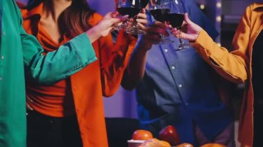 Bir grup arkadaş gece kulübünde kokteyl içerek eğleniyorlar.
