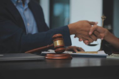 Hukuk teması, hakimin tokmağı, avukat infaz memurları, mahkemede dikkate alınan kanıtlara dayalı davalar, yasalar.