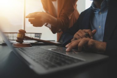 Hukuk teması, hakimin tokmağı, avukat infaz memurları, mahkemede dikkate alınan kanıtlara dayalı davalar, yasalar.