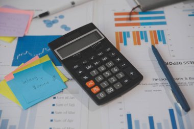 Veri belgesi grafiği çizelgesinde çalışan işadamı, araştırma geliştirme planlama stratejisi analizi finans muhasebesi pazarlama raporu veriyor. İş ofisi kavramı.