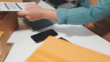 Evdeki büroda çalışan genç adam.