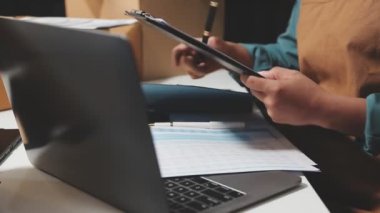 Modern girişim ofisinde çalışan iş ekibi