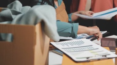 Bilgisayarla çalışan iş kadını, başlangıç konsepti.