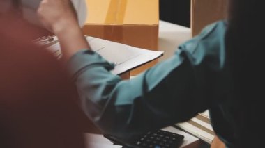 Kadın el ele tutuşma karton kutu Ofiste masa üzerinde kalem