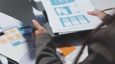 İşadamı elinde kalemle ofiste çalışıyor.