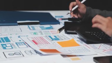 Ofiste tablet bilgisayarla çalışan tasarımcı