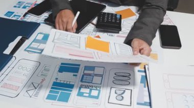 Akıllı telefonu ve hesap makinesi olan bir iş adamı.