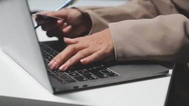 İşadamı internetten bilgisayar ve kredi kartı kullanıyor..