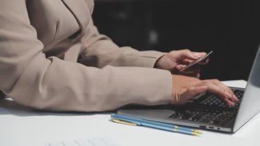 Ofiste çalışan iş kadını