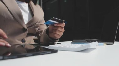 Bilgisayar ve alışveriş ile çalışan iş adamı